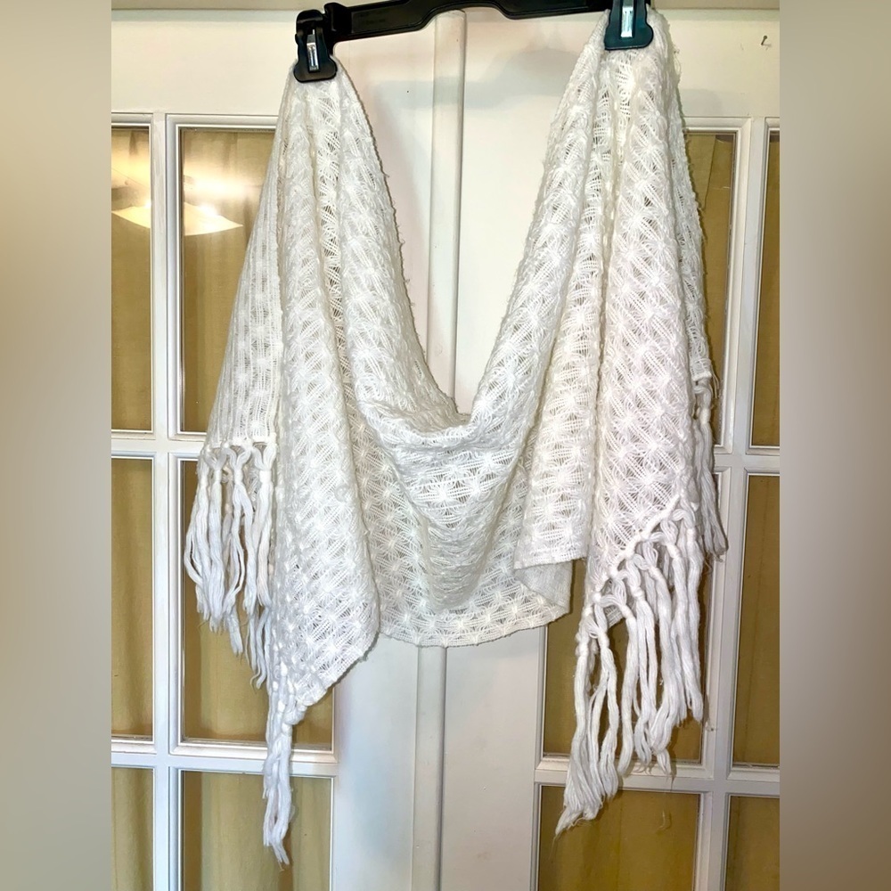 Elegant White Woven Wide scarf 🧣